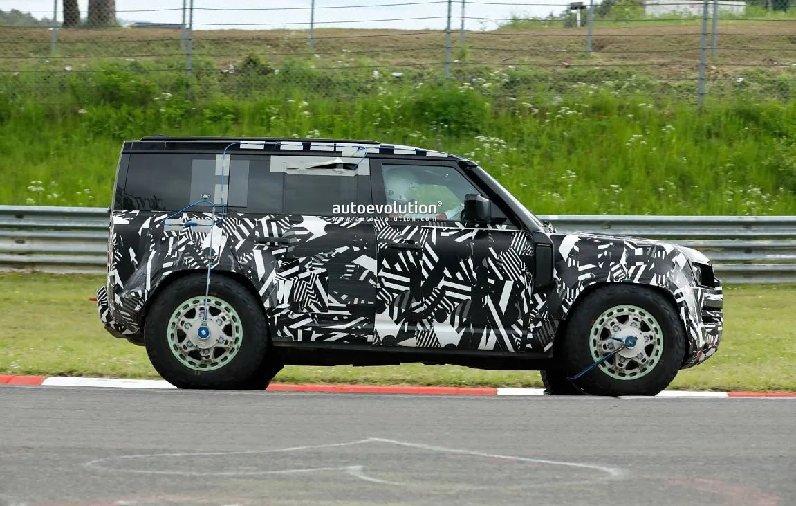 Обновлённый Land Rover Defender засветился на тестах  Defender получит новую решётку радиатора, изме
