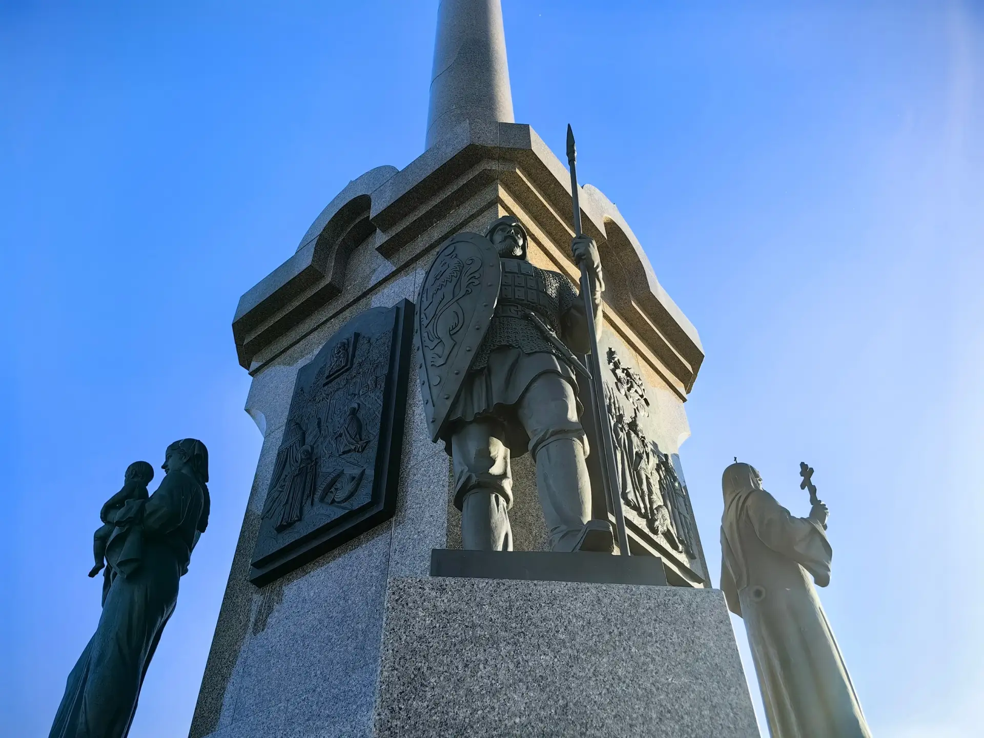 Памятник 1000-летию Ярославля на Стрелке: сможете «прочитать» всю историю города?