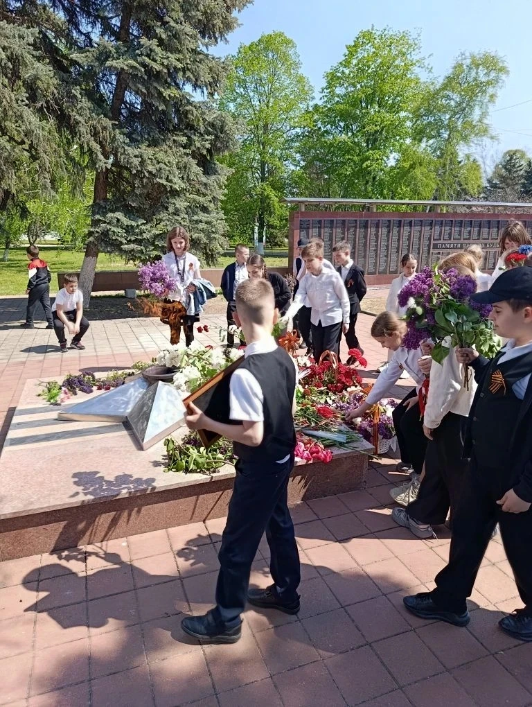 ✏️В День Победы учащиеся школы возложили цветы к памятнику героям войны, отдав дань памяти тем, кто 