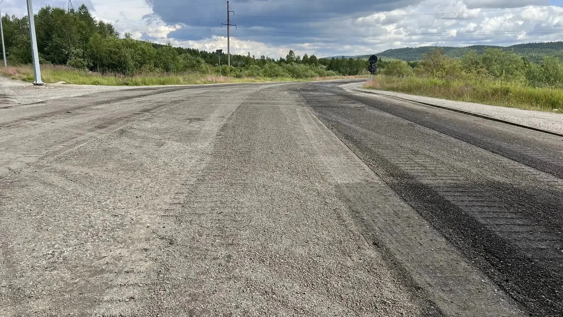 ⚡️В Кольском округе продолжается ремонт автоподъезда к посёлку Кильдинстрой. 

Дорожники фрезеруют с