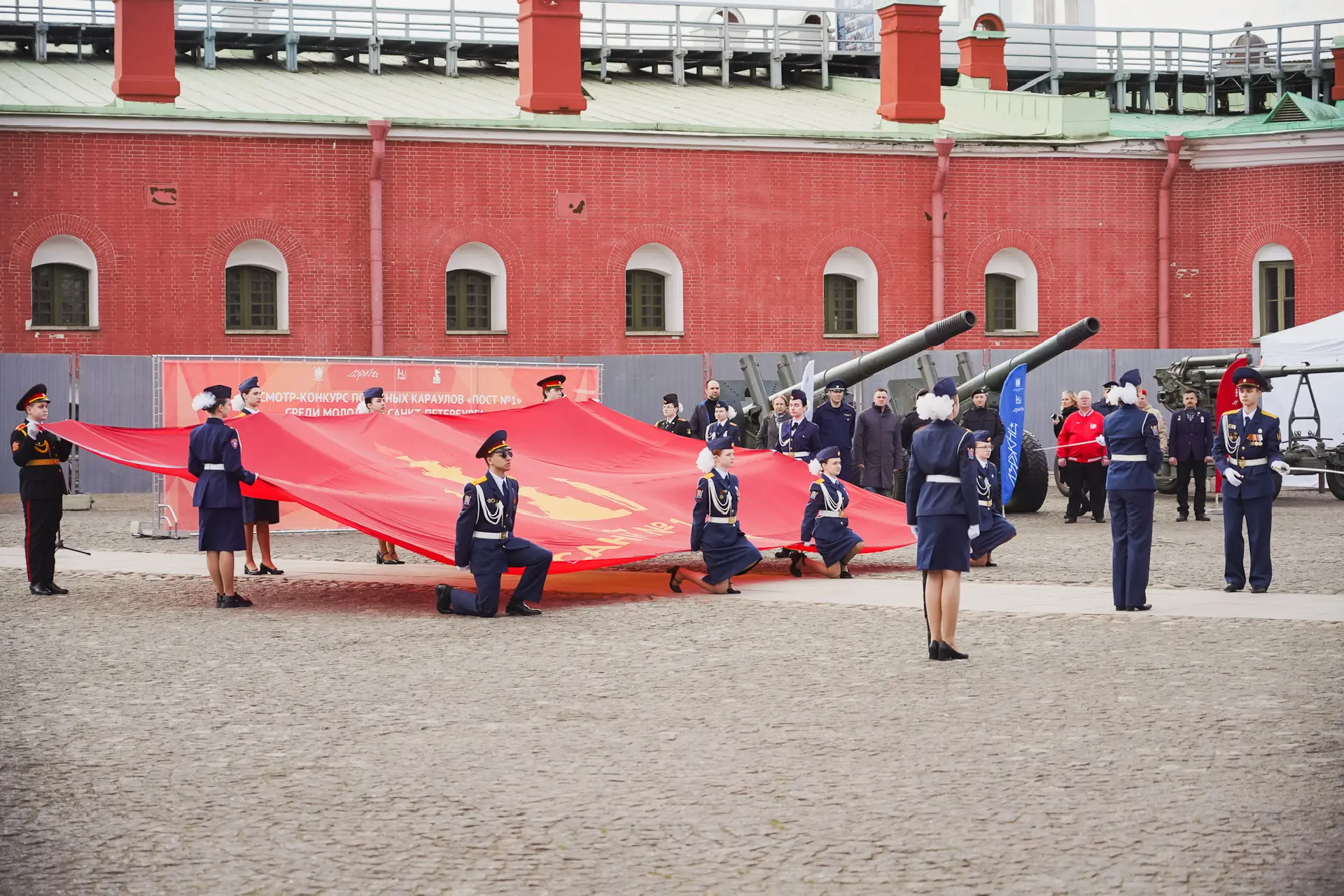 В Петербурге прошёл финал смотра-конкурса «Эстафета памяти – Почëтный караул».  Пост у Вечного огня 