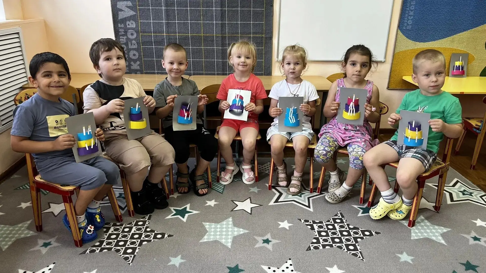 🎂🍰🧁🍰🎂🍰🧁🍰🎂В нём прослойка - сладкий джем,
