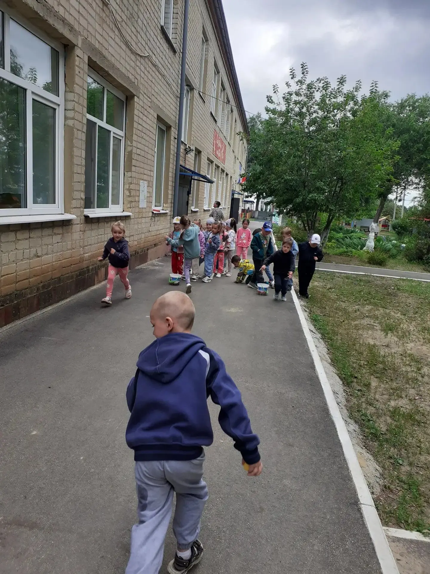 Дети средней группы в летний период много времени проводят на свежем воздухе, играют в подвижные игр