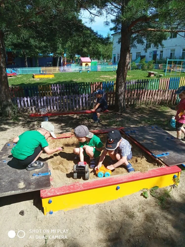 🌞Солнце в небе ярко светит,