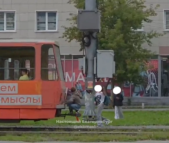 Остановка Новгородцевой. И снова на колбасе катаются дети🤯