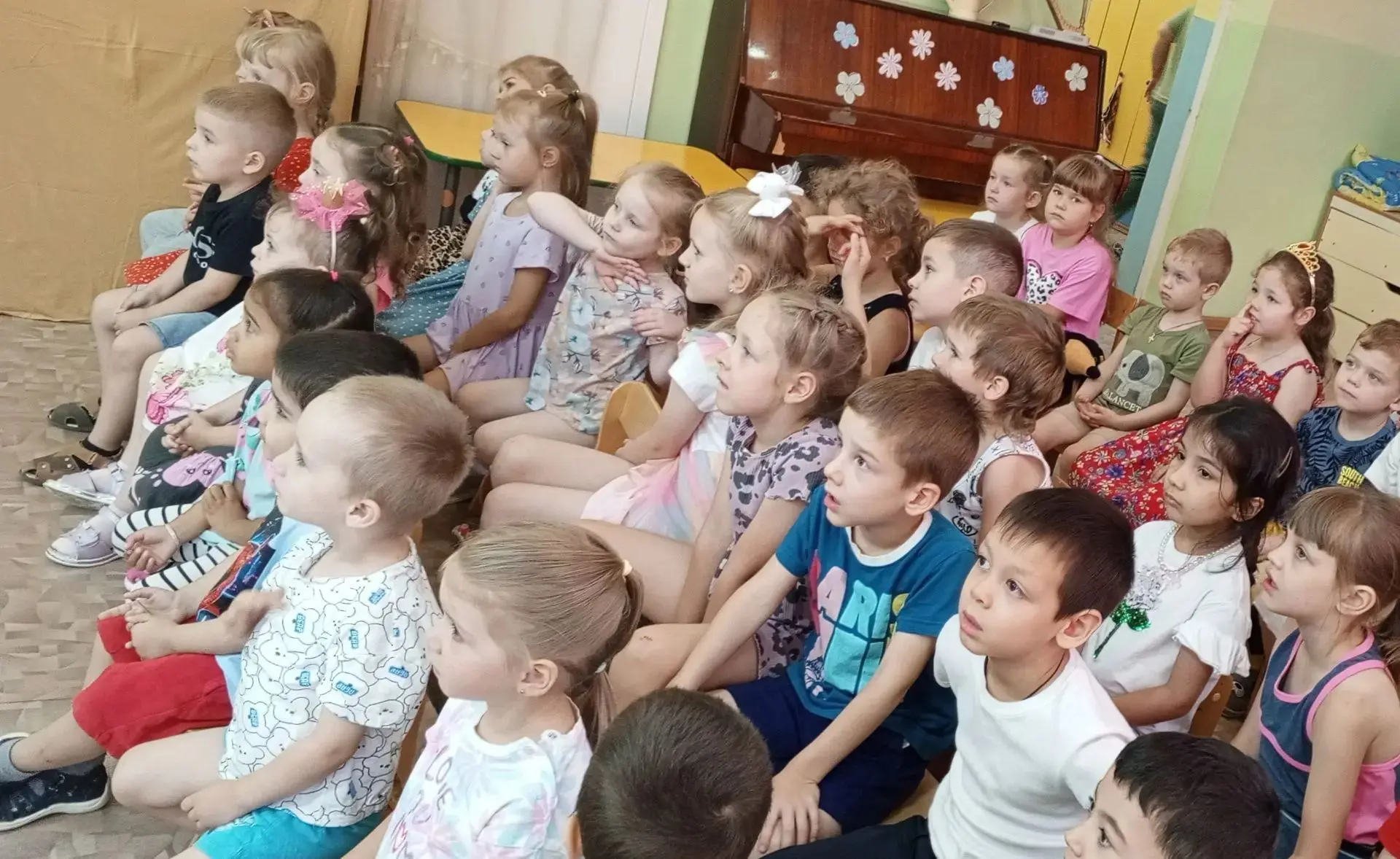Знает прекрасно любой театрал:
Театр — не просто сцена и зал.
Театр не может жить без актёров,
Без д