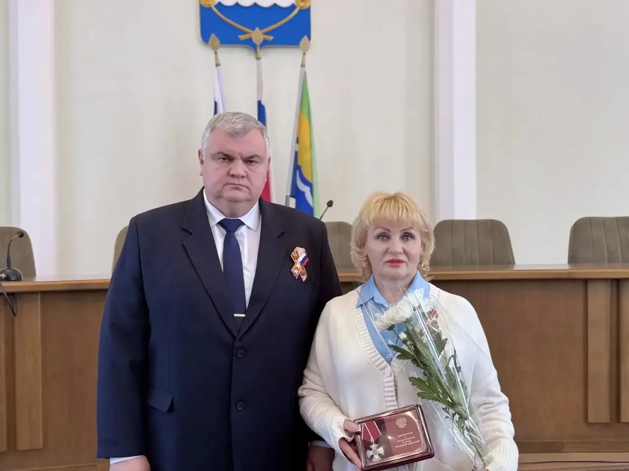 Глава Азовского района Сергей Комаров вручил ордена и медали семьям погибших героев СВО  В администр