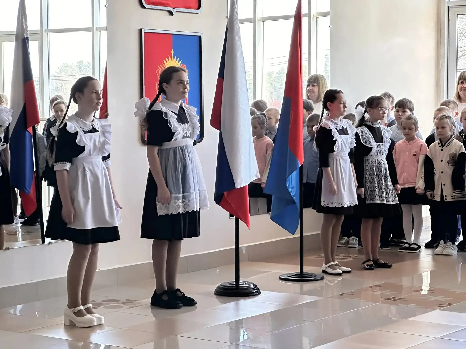 🏫 Неделя в нашей школе и её  филиалах началась с традиционной еженедельной линейки — важного и вдохн
