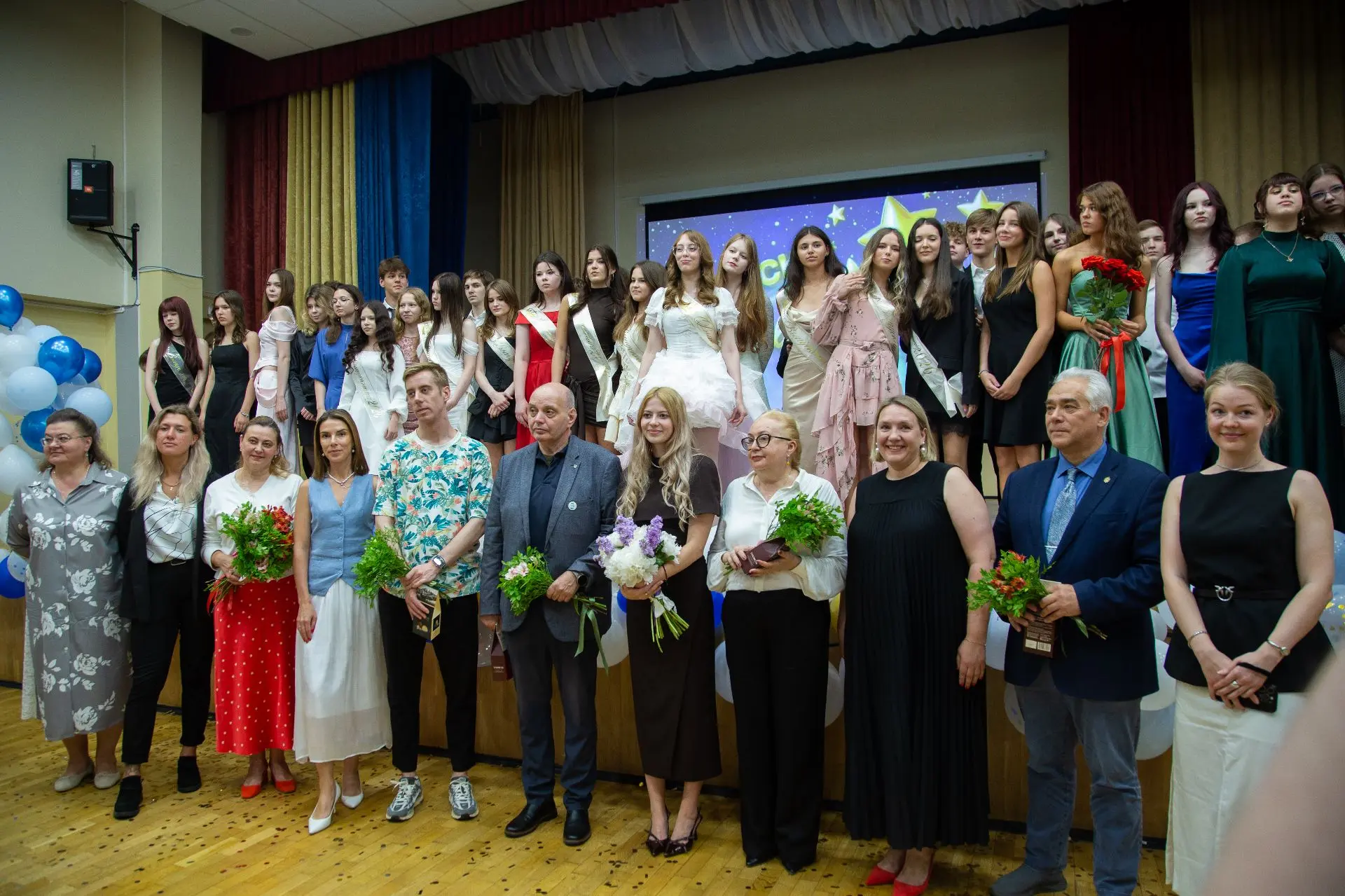 ВЫПУСКНОЙ В 9 КЛАССЕ
30 июня в нашей школе прошел выпускной вечер для учеников 9х классов.
Позади тр