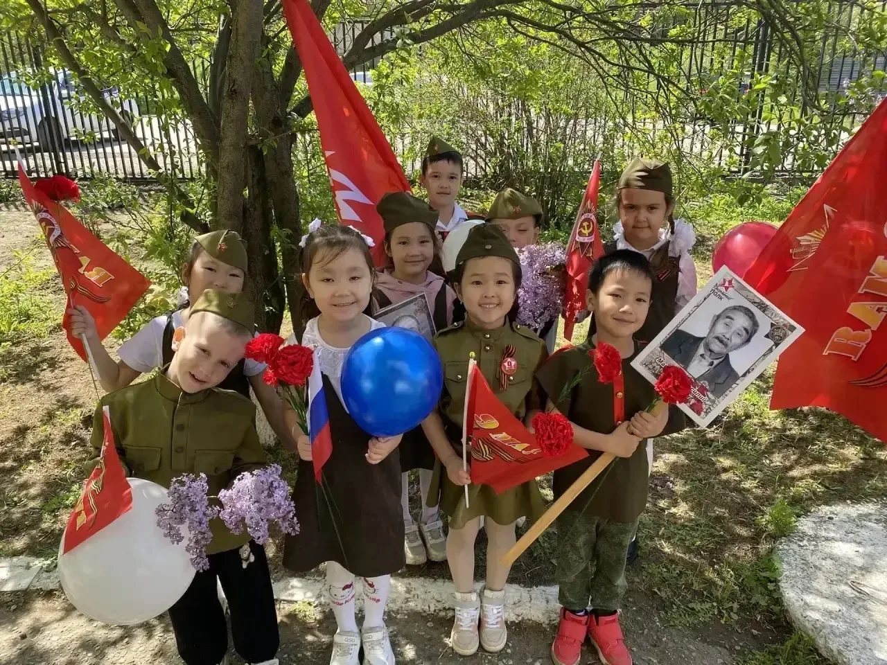 🎖️ В Элисте проходит акция «Бессмертный полк» среди воспитанников детских садов. Маленькие участники