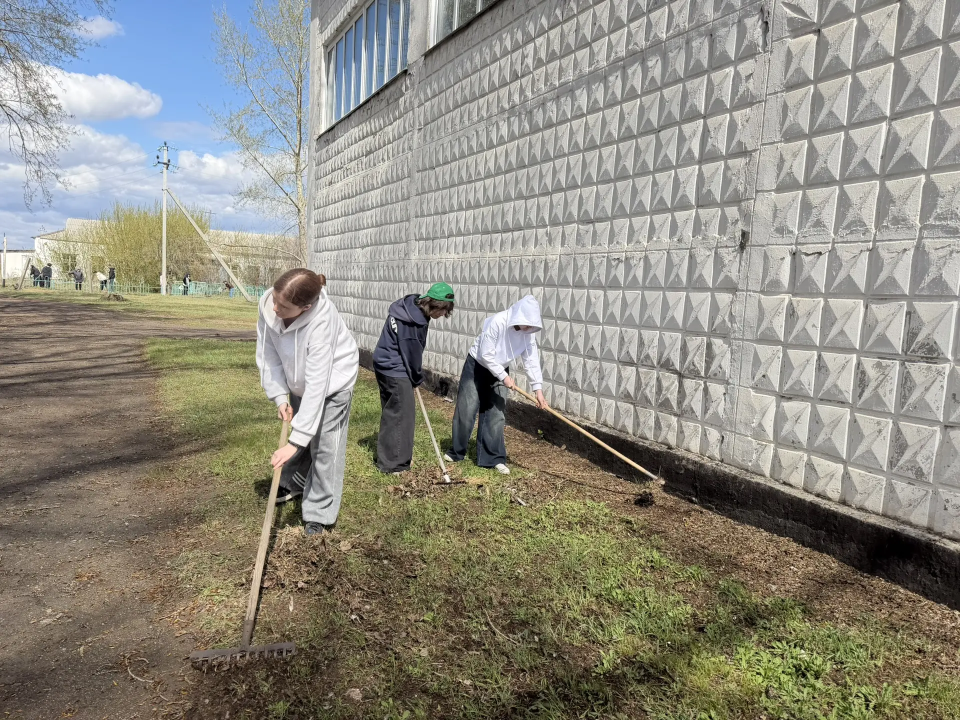 🌷 Весенний субботник в нашей школе! 🌷
🌿 В преддверии праздника Весны и Труда вся наша школа дружн