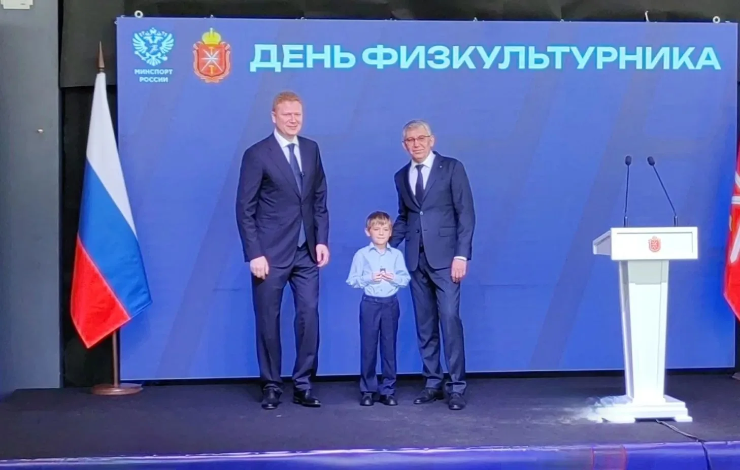Губернатор Дмитрий Миляев вручил награды в преддверии Дня физкультурника!