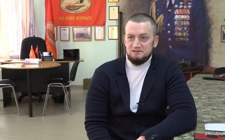 ВЕТЕРАН СВО ЕВГЕНИЙ ВОРОНКОВ: «АЛЕКСЕЙ ВИКТОРОВИЧ, А ВЫ С КЕМ?»
 
За дискуссией по установке памятни