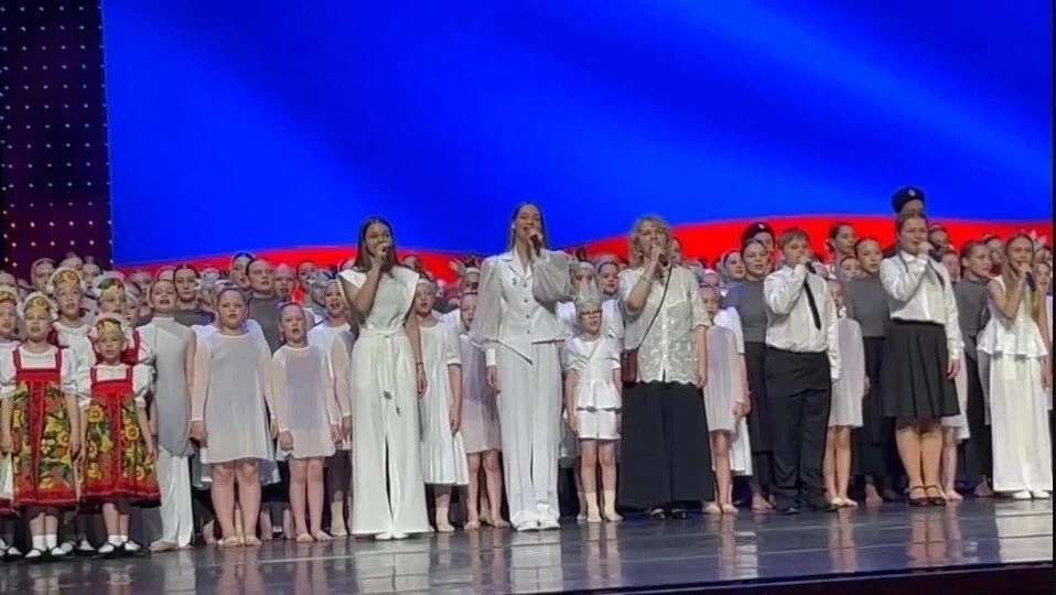 Воспитанники Дома творчества «Октябрьский» продолжают покорять творческий олимп 🏔  🎤Солистка образцо