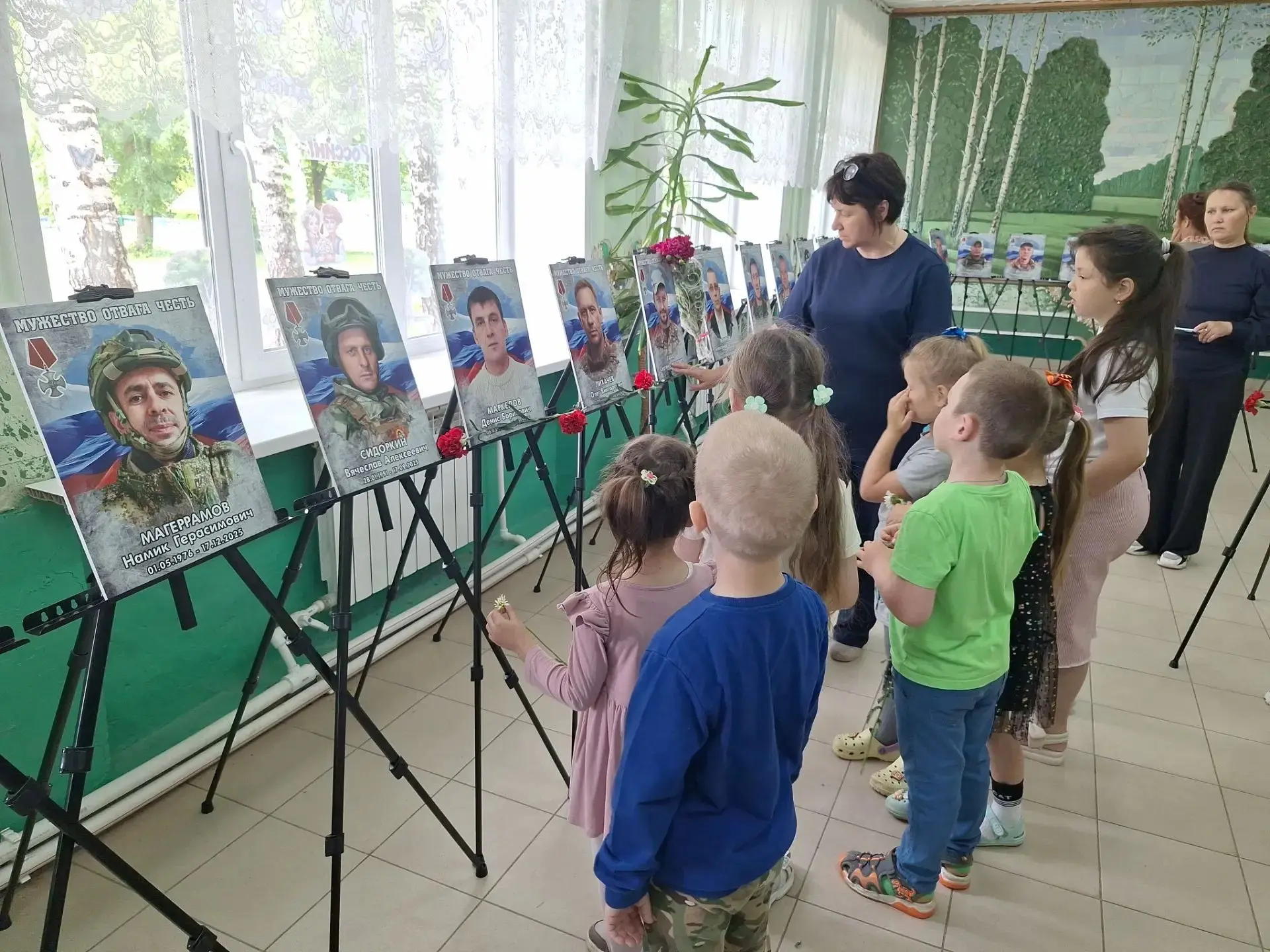 В преддверии Дня России в селе Бекетовка состоялось открытие передвижной фотовыставки «Лица Героев».