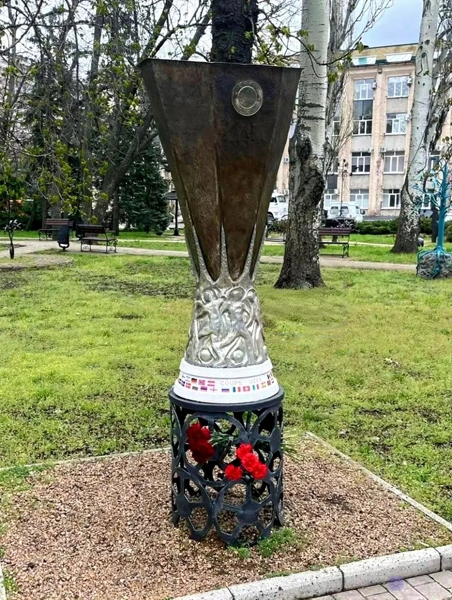 💔На "Аллее славы" у "Донбасс Арены" и в Парке кованых фигур в Донецке местные жители почтили память 
