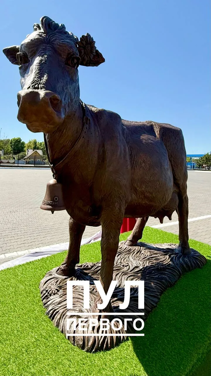 🐄 Памятник корове подарили Александру Лукашенко. Он будет установлен во Дворце Независимости. Иници
