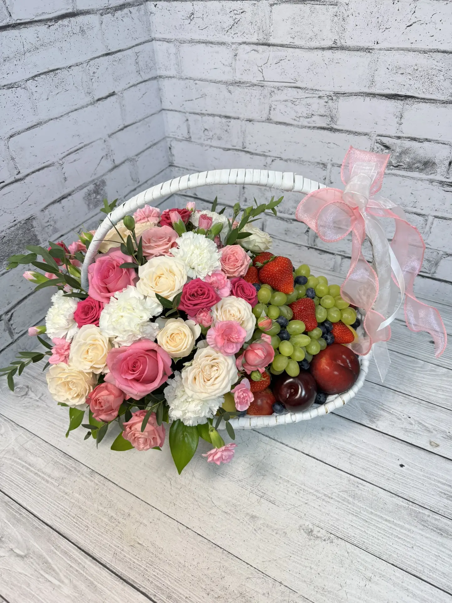 Когда не нужно выбирать между красотой и пользой... ✨🍑🌹