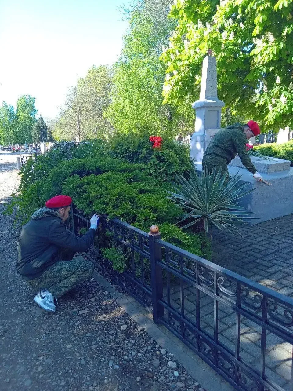 🌱 В рамках Всероссийской недели субботников «Мы за чистоту» студенты-волонтёры провели большую работ