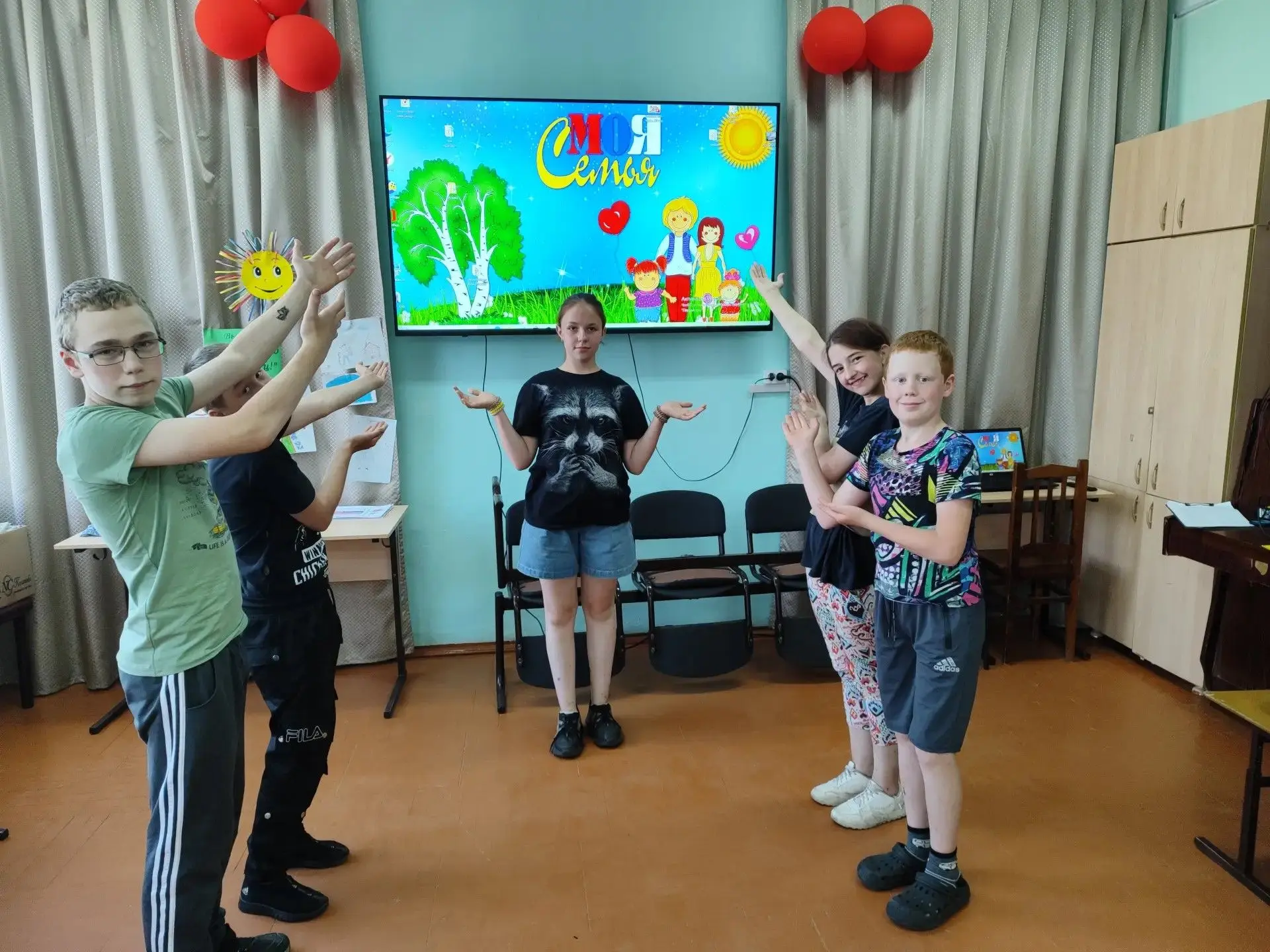 Сегодняшний день в нашем школьном лагере, посвящённый Дню семьи, любви и верности, заве...