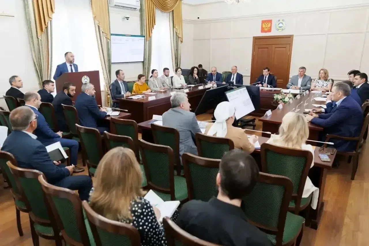 Министр цифрового развития КЧР Валерий Медовый вместе с заместителем Тимуром Мамхьяговым приняли уча