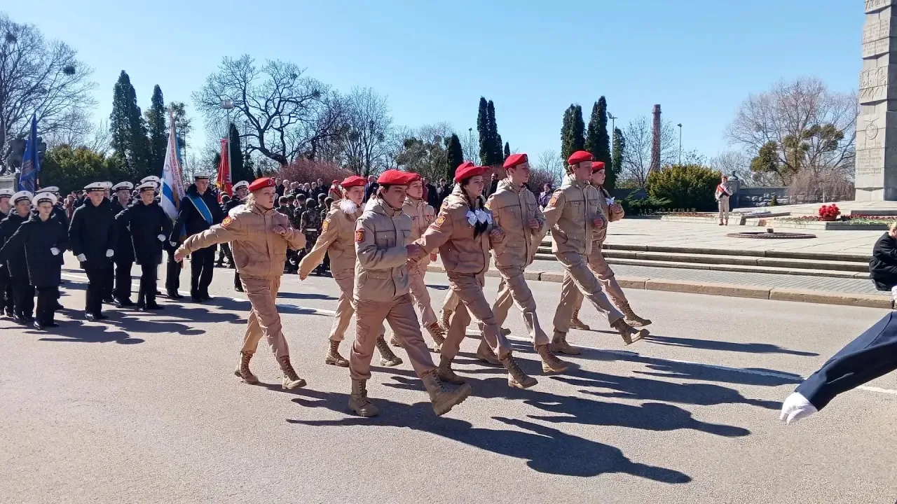 🇷🇺 Наши юнармейцы на Посту №1  Сегодня наши юнармейцы приняли участие в открытии молодежного патриот