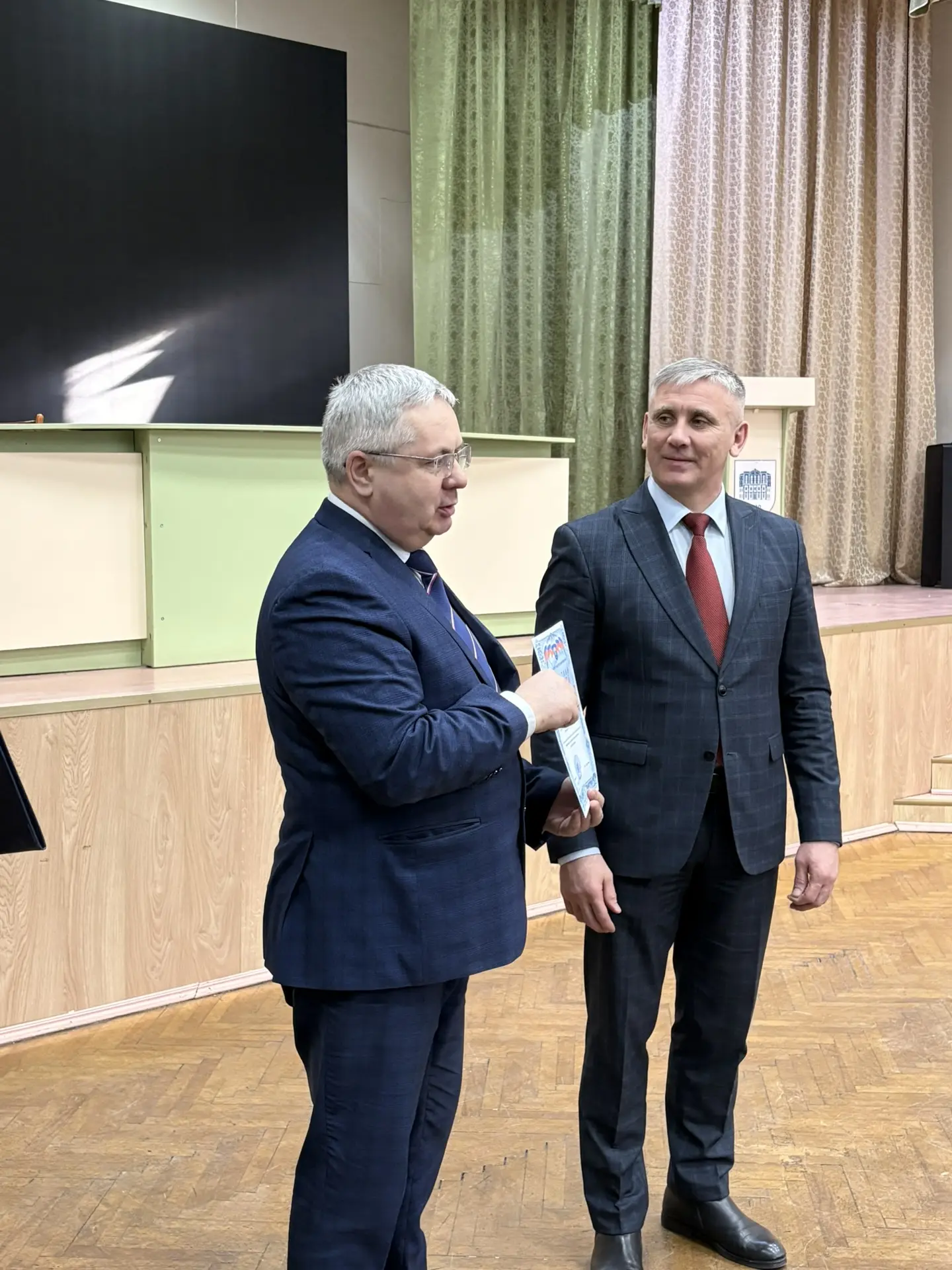 Ректор БГУ профессор О.П. Грибунов вручил Благодарственные письма