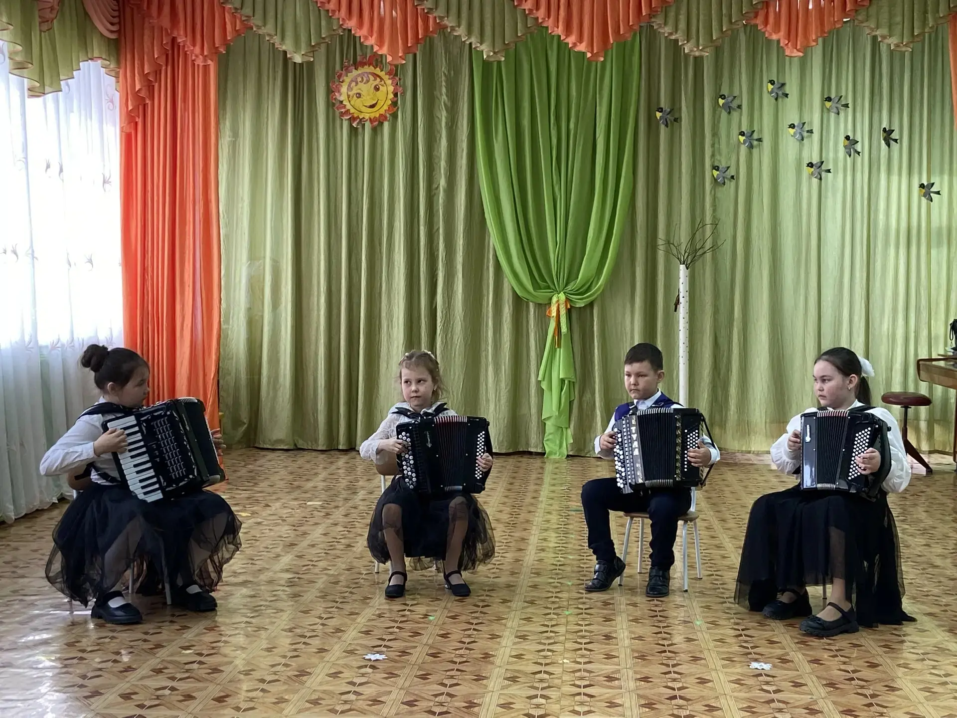 🎼8 апреля наши талантливые ученики класса баяна и аккордеона со своим преподавателем П...