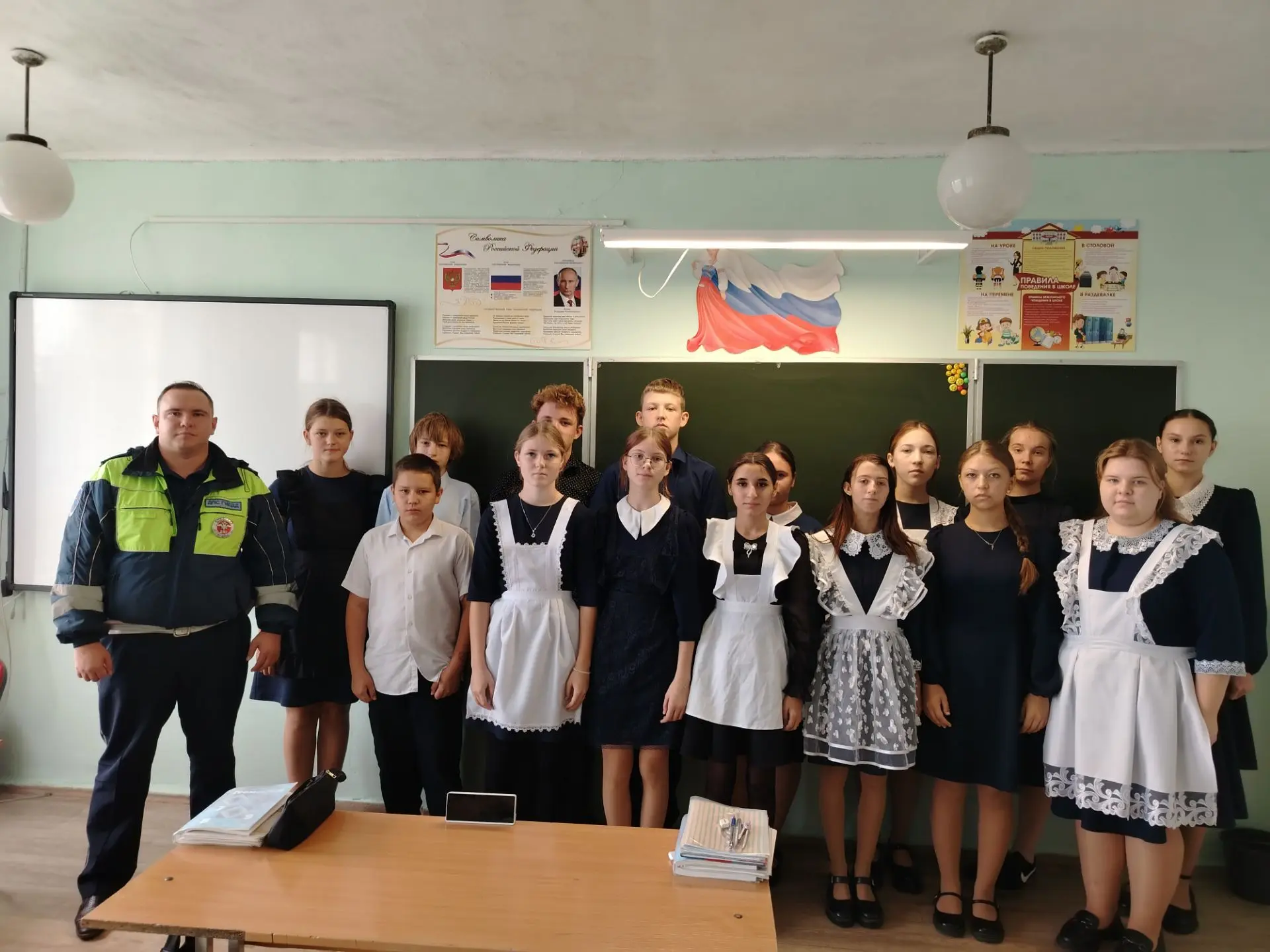 В рамках Всероссийской недели безопасности дорожного движения в школе с учениками состо...