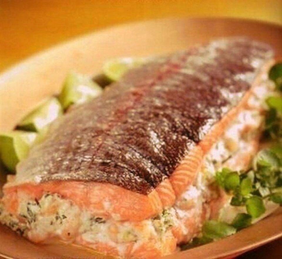 Горбуша, фаршированная сыром и грибами - это рецепт, который может стать изюминкой ваше...
