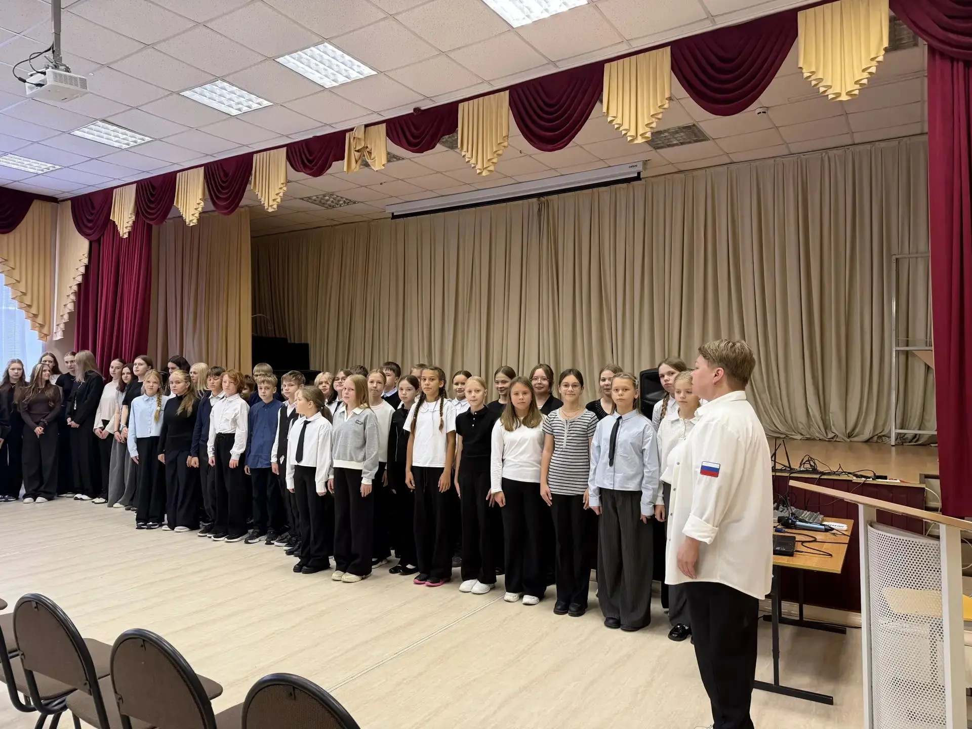 По традиции утро понедельника  началось с поднятия государственного флага России.