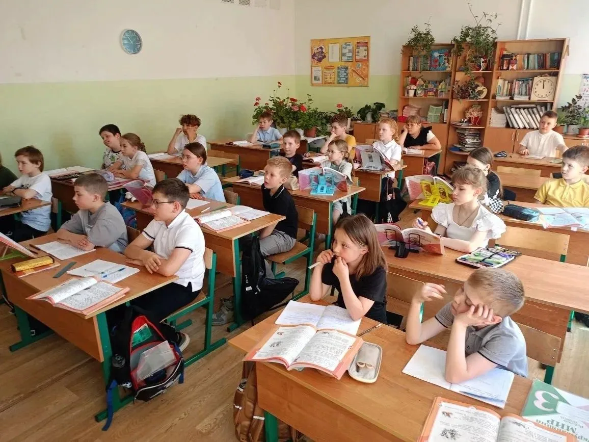 В школе №67 прошла беседа по безопасности дорожного движения с инспектором ГИБДД.   20 мая инспектор