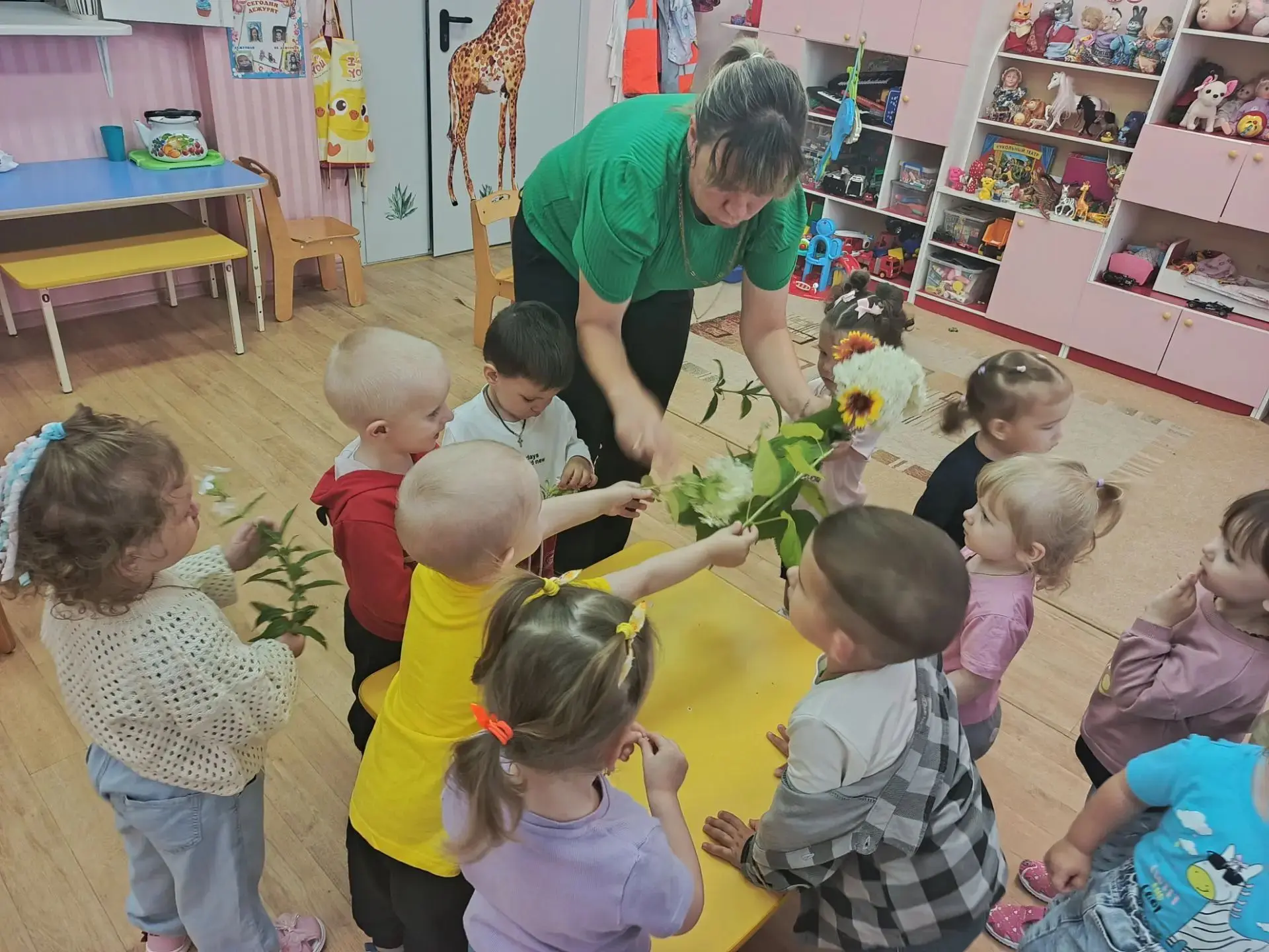 #экологическоевоспитание
День флориста отмечается
 24 июля.  🌻☘️🌷☘️🌻
Воспитанники первой младшей 