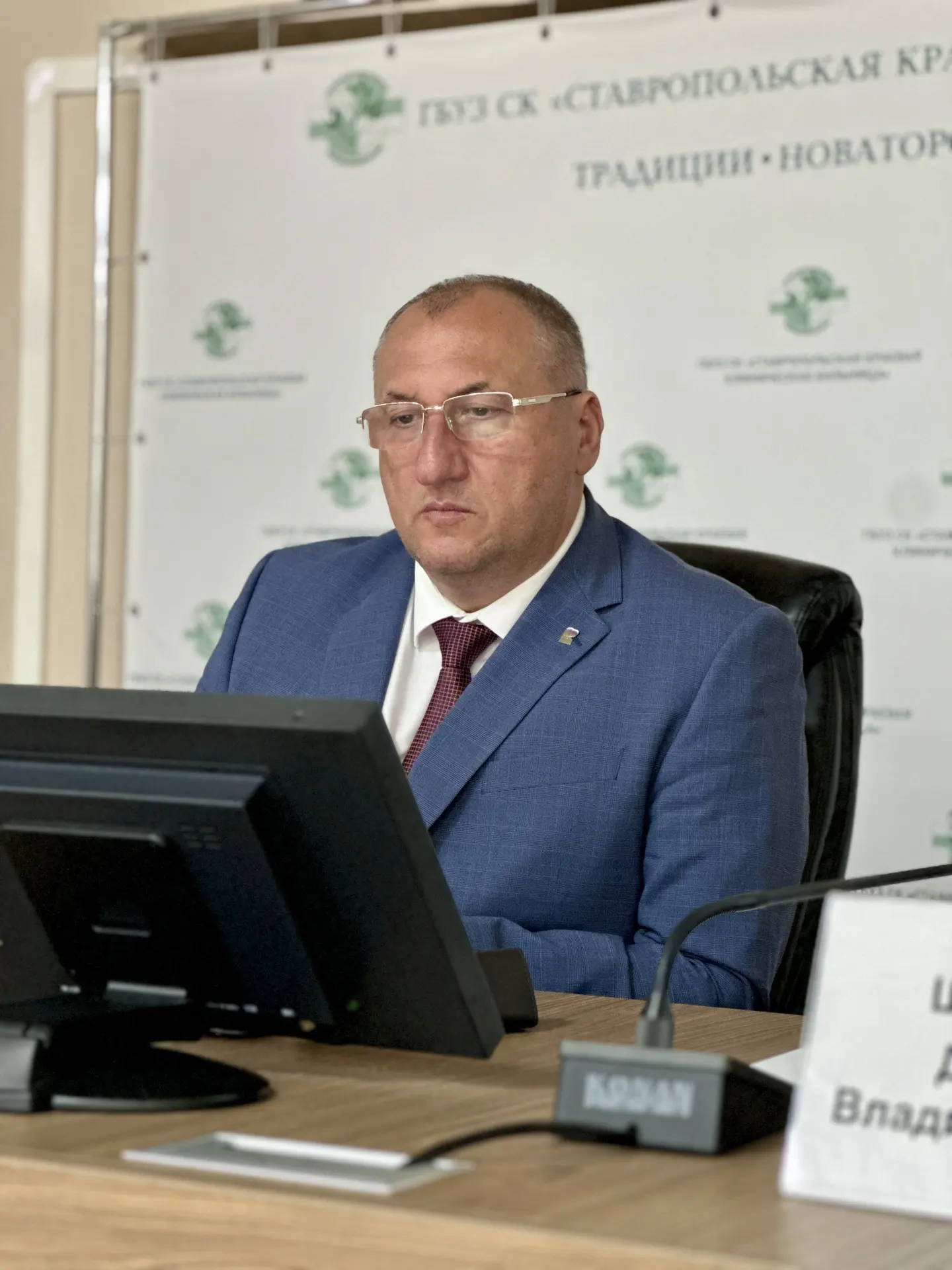 Провел совещание с руководителями медицинских организаций, подведомственных министерств...