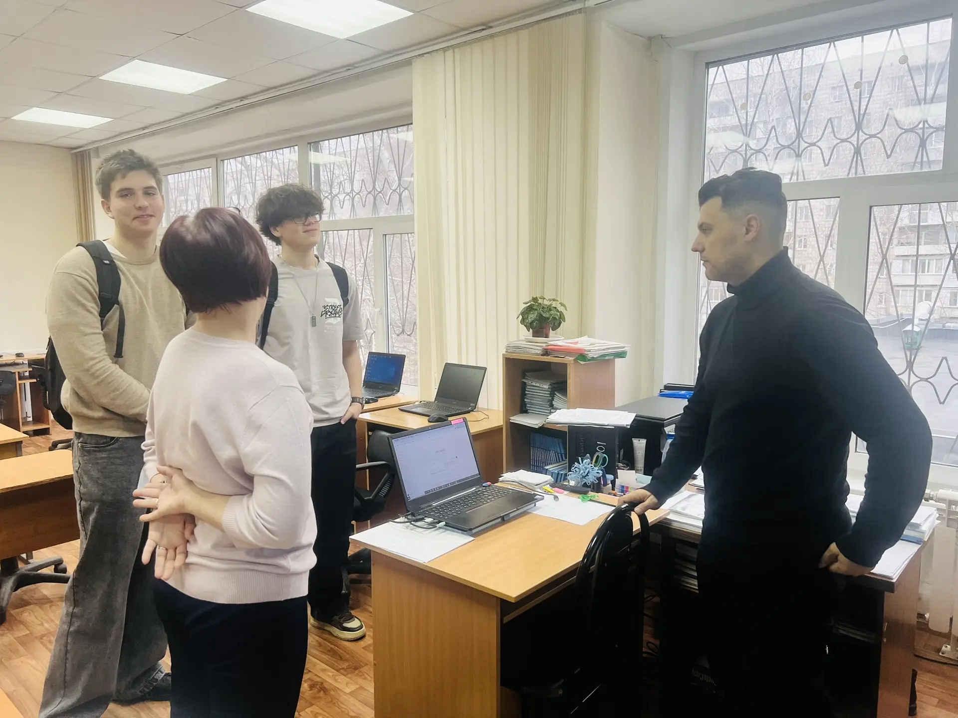 🔥 Как нейросети меняют будущее профессий? Сегодня в 10 Д классе прошёл необычный урок профориентации