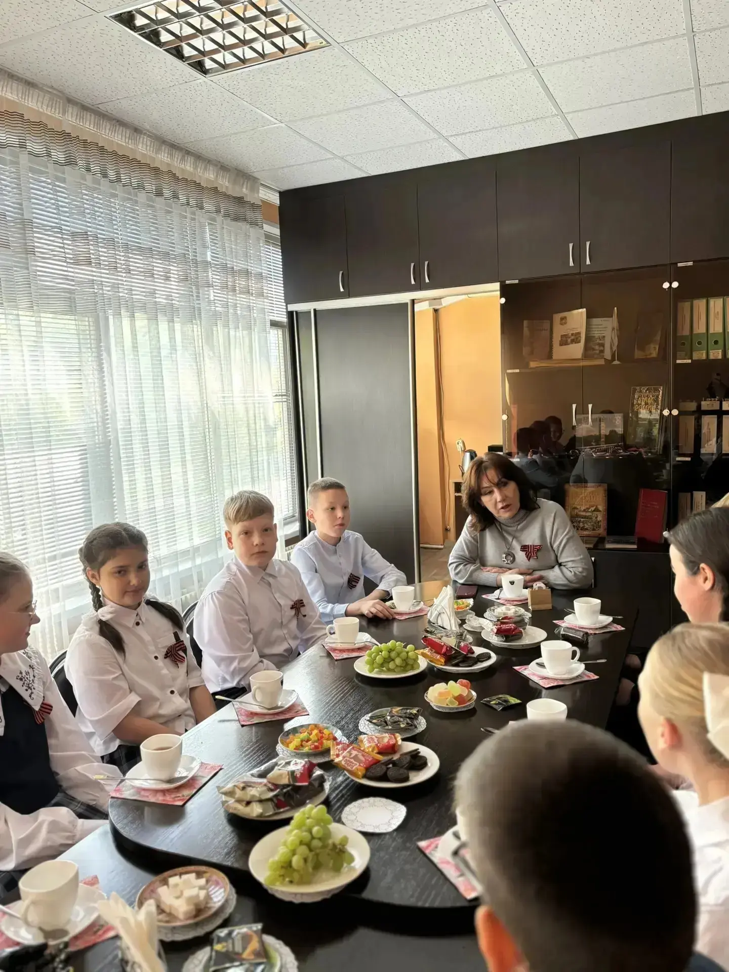 💥Традиция, объединяющая мудрость и детскую непосредственность, состоялась у нас в школе. За «круглым