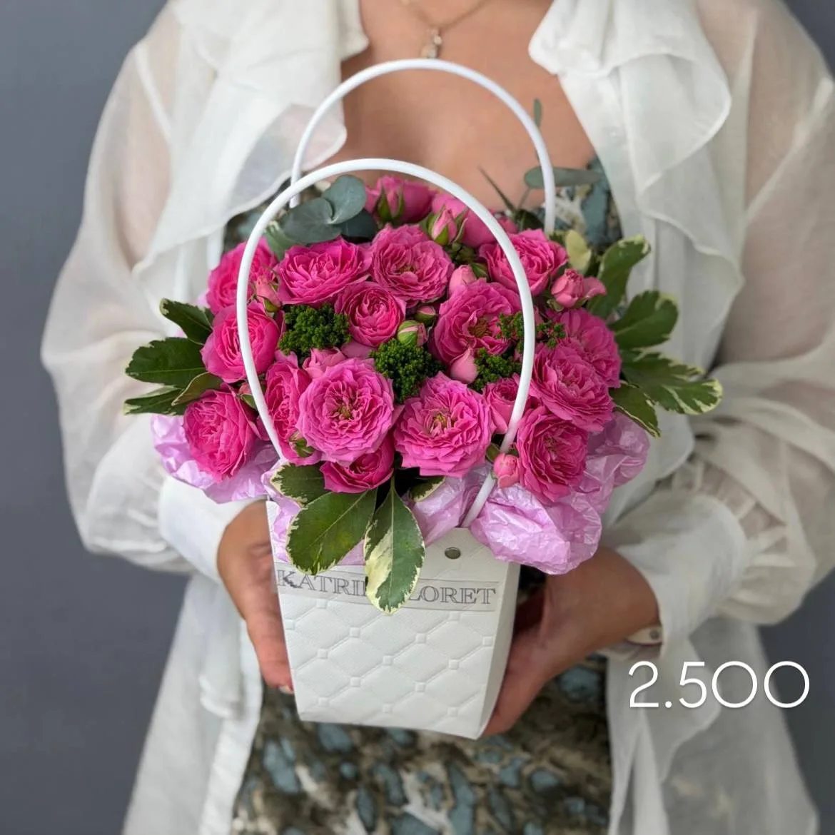 Какие цветы выбирают этим летом?
🌿☀️🌸

Лёгкие, воздушные — с настроением свободы, тёплых вечеров и