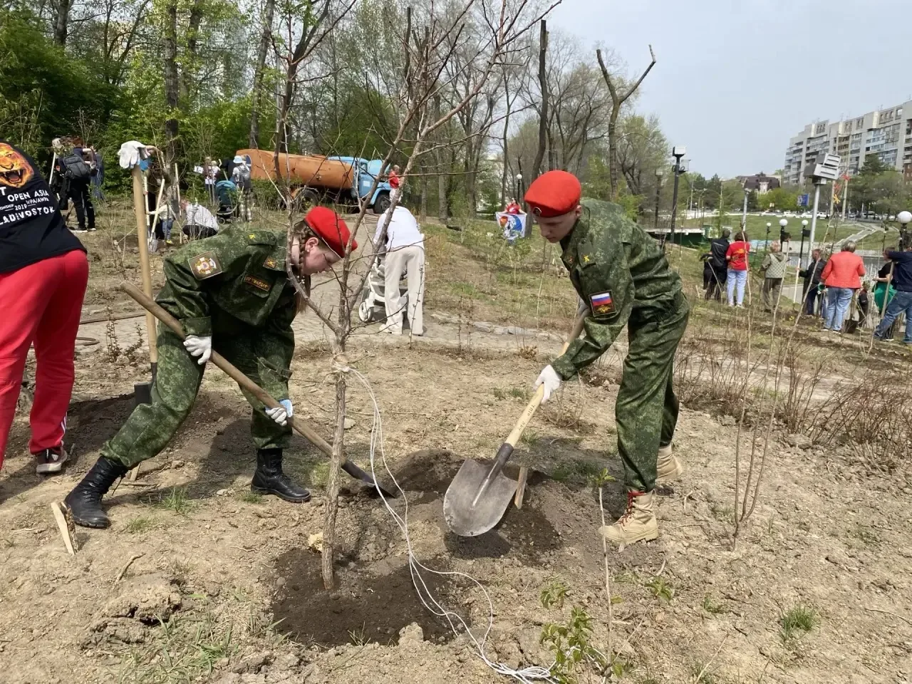 🌳 Сегодня на городских прудах прошла уже десятая, очень душевная акция «Подари ребёнку дерево»!  Был