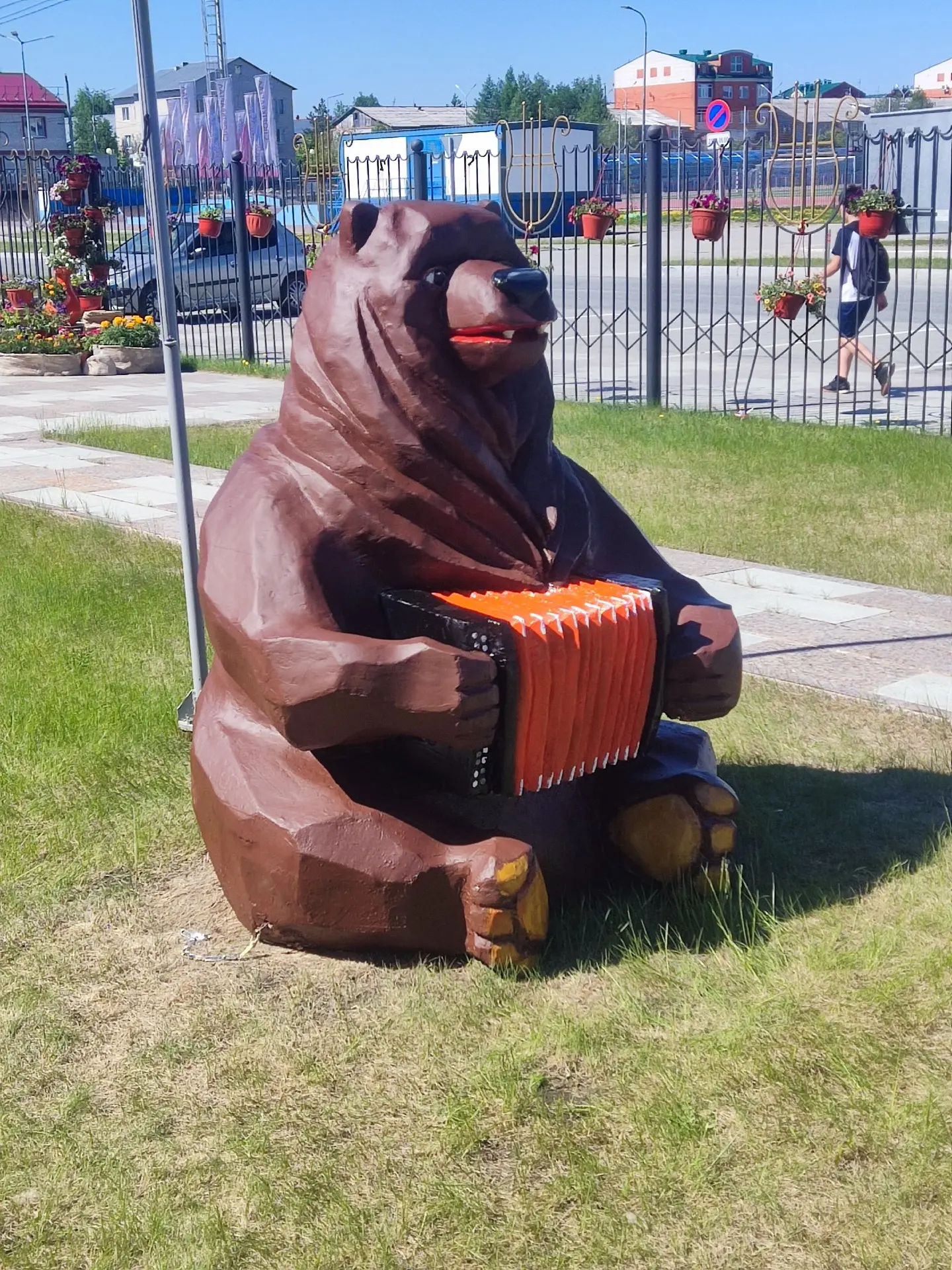 В нашем сквере поселился удивительный сосед! 🐻🪗🎶

Забудьте всё, что вы знали о медведях! Наш новы