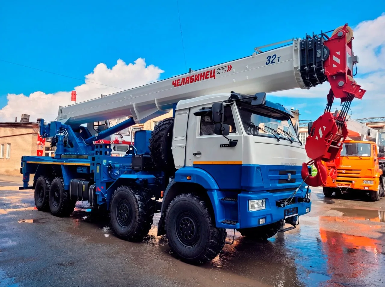 🚜 ЧМЗ начал поставки 32-тонных автокранов со стрелой длиной 41 метр