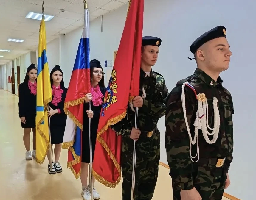 📣 Новую учебную неделю ОУФТ традиционно начинает с торжественной церемонии выноса флага и исполнения