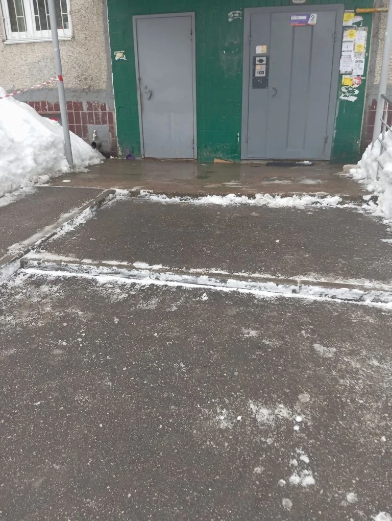 В связи с меняющимися погодными условиями оперативно проводим очистку входных групп, тротуаров и зон