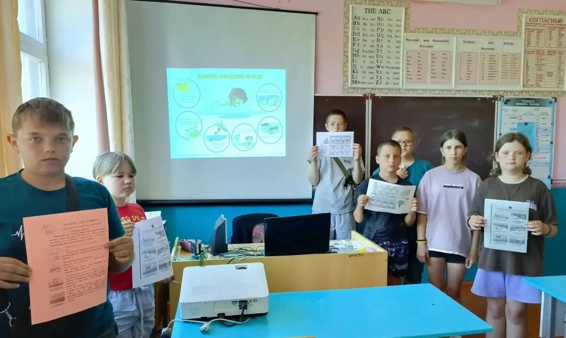 Ребята продолжают отдыхать в летнем пришкольном лагере "Солнышко".  После зарядки прошёл урок безопа