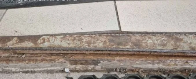 🚪 В Черёмушках повреждённый пол мешает закрыть дверь подъезда