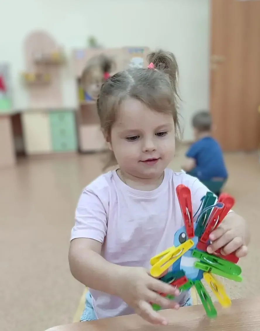 Воспитанники группы "Всезнайки" узнают новые игры.