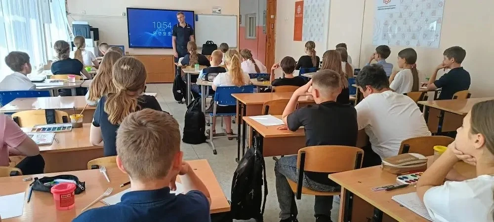 🚦Безопасность прежде всего! 🚔  Сегодня в преддверии долгожданных летних каникул нашу школу посетил и