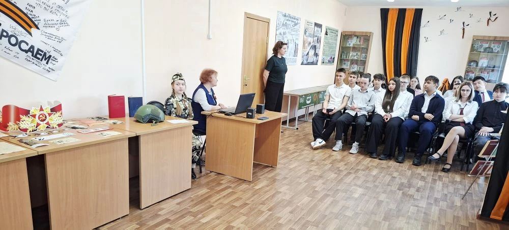 Сегодня в МОУ "Гимназия"  библиотекарь Чередниченко Н.Г. провела  библиотечный урок "Михаил Савицкий
