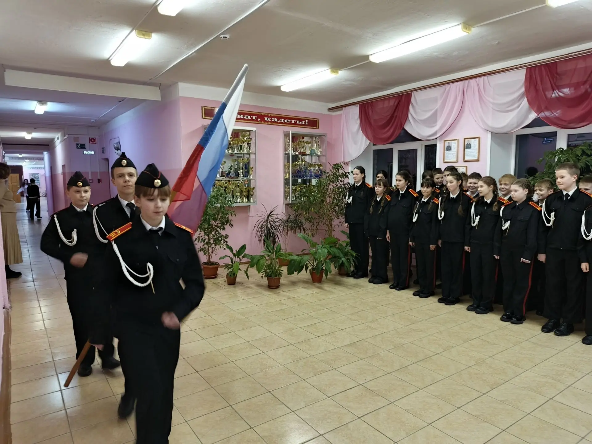 12 января, первый учебный день третьей четверти начался с поднятия Флага и исполнения Гимна Российск
