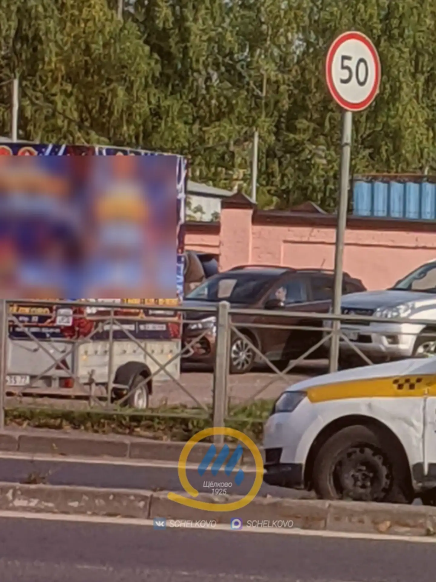 Жители сообщают, что на парковке Ниихиммаша стоит рекламная "кибитка"
