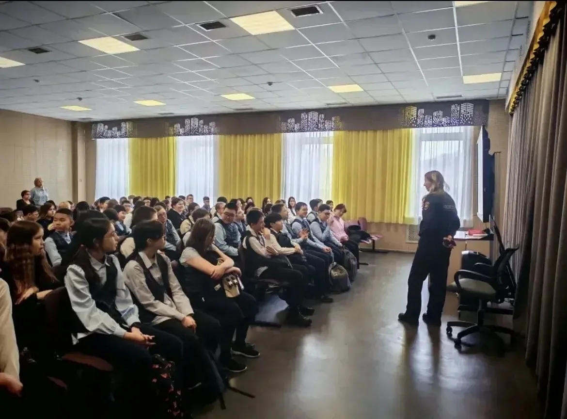 👮‍♂️ Профилактическая беседа с инспектором ПДН     У нас в гостях побывал инспектор по делам несовер